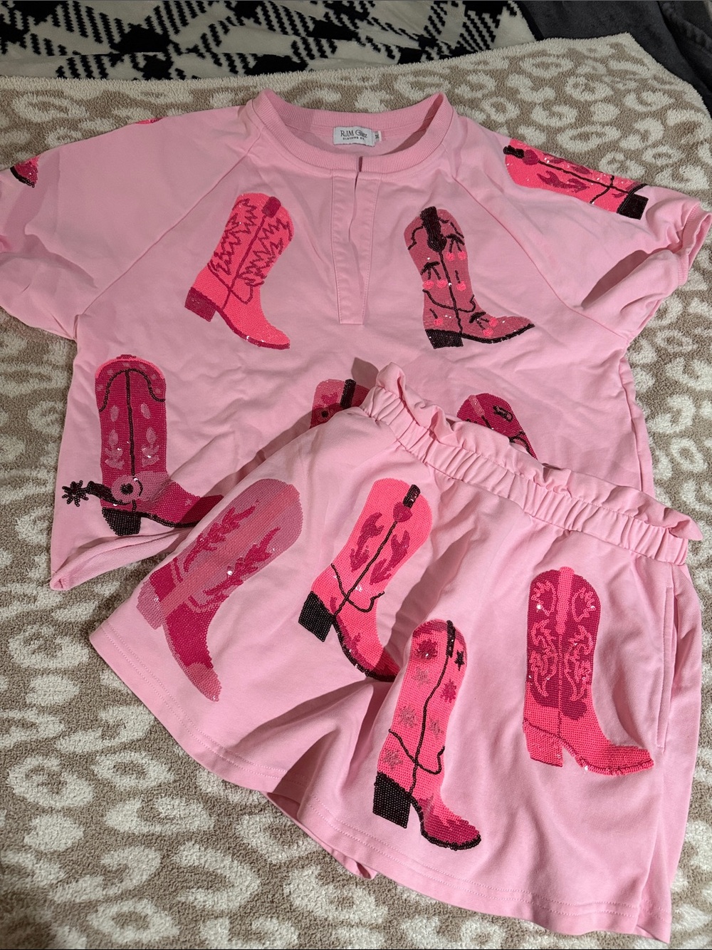 Pink Printed Two-Piece Skirt Set with Cowboy Boot Motif boutique sequinned - Picture 2 of 11